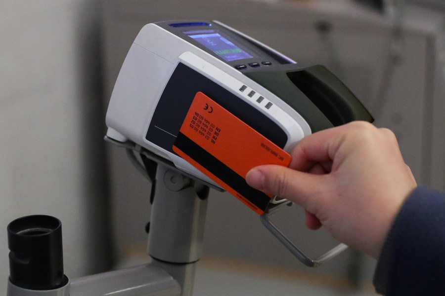 Un client paie par carte bancaire dans un supermarché à Bruxelles, en Belgique, le 1er avril 2022. (Xinhua/Zheng Huansong)