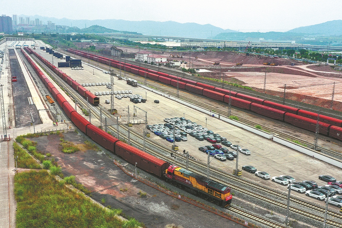Un train circulant le long d'une nouvelle route de fret entre la municipalité de Chongqing (sud-ouest de la Chine), et Moscou, en Russie, part de Chongqing en juillet 2022. (Photo / Xinhua)