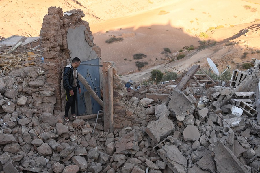 Un homme au milieu des décombres d'un bâtiment détruit par le violent tremblement de terre à Tahannaout, au Maroc, le 9 septembre 2023. (Saouri Aissa/Xinhua)
