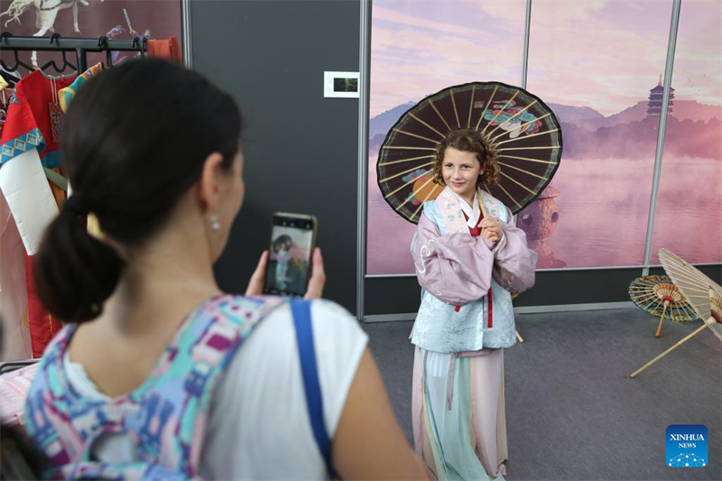 Une petite fille se fait photographier portant un hanfu lors de sa visite du pavillon chinois au BD Comic Strip Festival à Bruxelles. (Zhao Dingzhe / Xinhua)
