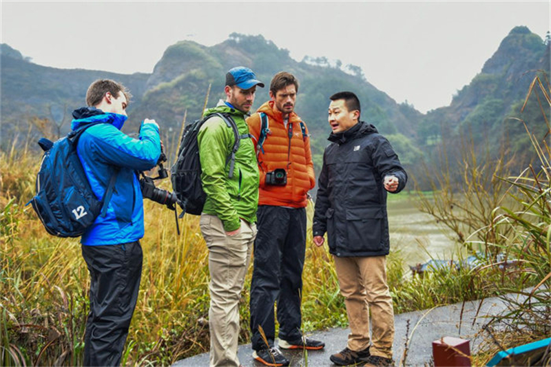 Des experts de la randonnée étudient le terrain des monts Xuefeng. (Photo de Hunan Xuefeng Ecological Culture Tourism Co., Ltd.)