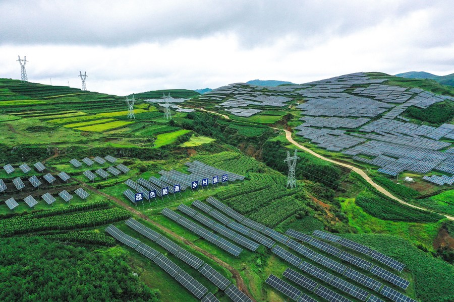 Photo aérienne d'une centrale photovoltaïque dans le district autonome Yi-Hui-Miao de Weining, dans la province chinoise du Guizhou (sud-ouest), le 20 juillet 2023. (Photo : Yang Wenbin)