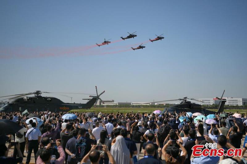 Des hélicoptères de l'équipe de voltige Fenglei (« Vent et Tonnerre ») de l'armée de terre de l'Armée populaire de Libération se produisent lors de la 6e Exposition d'hélicoptères de Chine à Tianjin (nord de la Chine), le 14 septembre 2023. (Tong Yu / China News Service)