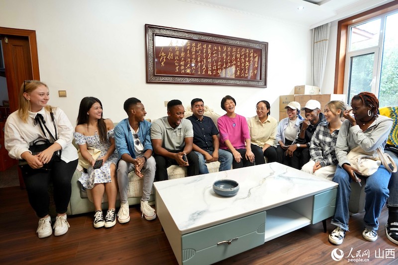 Les finalistes du Concours international d'histoires « Les caractères chinois et moi » 2023 découvrent un nouveau mode de vie dans les villages en Chine