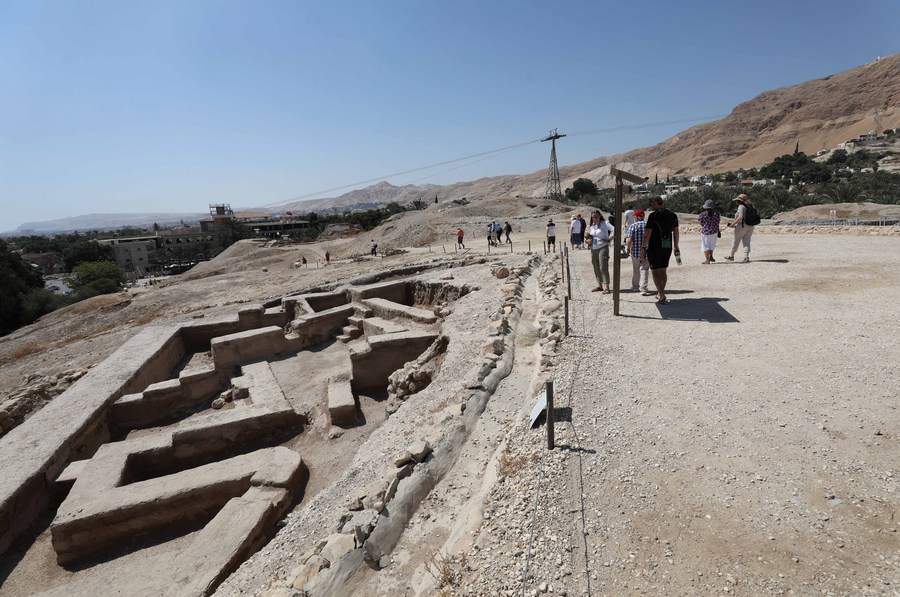 Des visiteurs au site culturel de Tell es-Sultan, situé à Jéricho en Cisjordanie, le 18 septembre 2023. (Xinhua/Ayman Nobani)