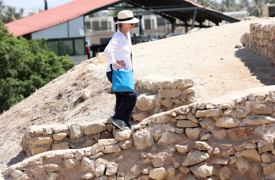 Une femme visite le site culturel de Tell es-Sultan, situé à Jéricho en Cisjordanie, le 18 septembre 2023. (Xinhua/Ayman Nobani)