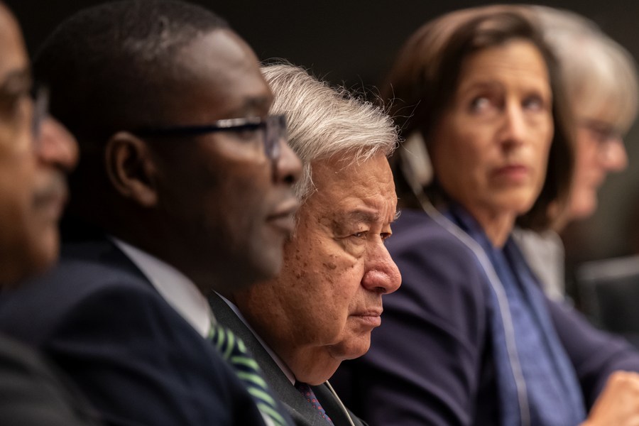 Le secrétaire général de l'ONU Antonio Guterres (au centre), lors du Sommet sur l'ambition climatique au siège de l'ONU à New York, le 20 septembre 2023. (Mark Garten/Photo de l'ONU/via Xinhua)