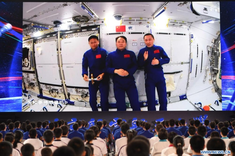Les astronautes chinois donnent un cours depuis la station spatiale