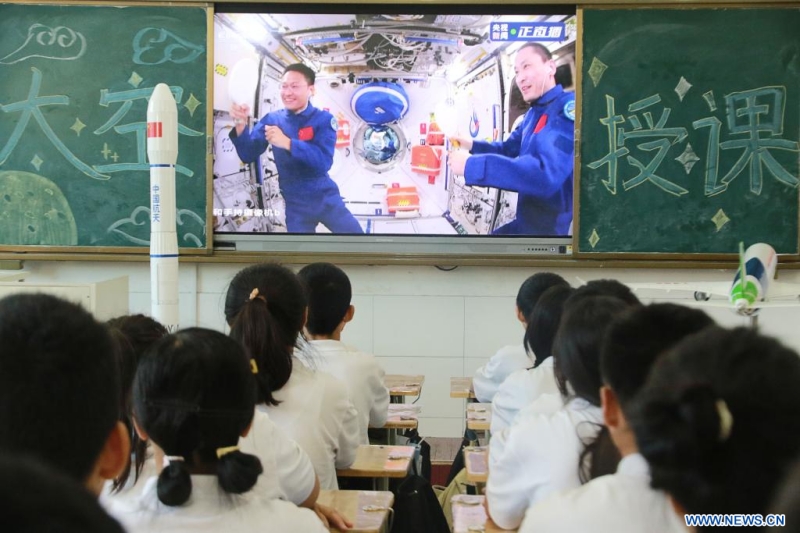 Les astronautes chinois donnent un cours depuis la station spatiale