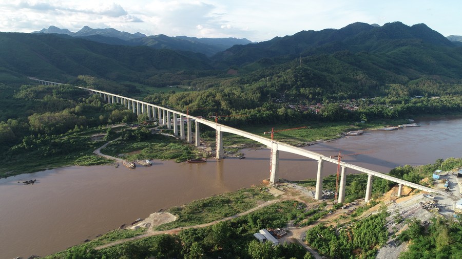 Photo aérienne prise le 15 juillet 2020 montrant le grand pont ferroviaire Chine-Laos Ban Ladhan sur le Mékong, au Laos. (Xinhua/Mei Zhengyou)