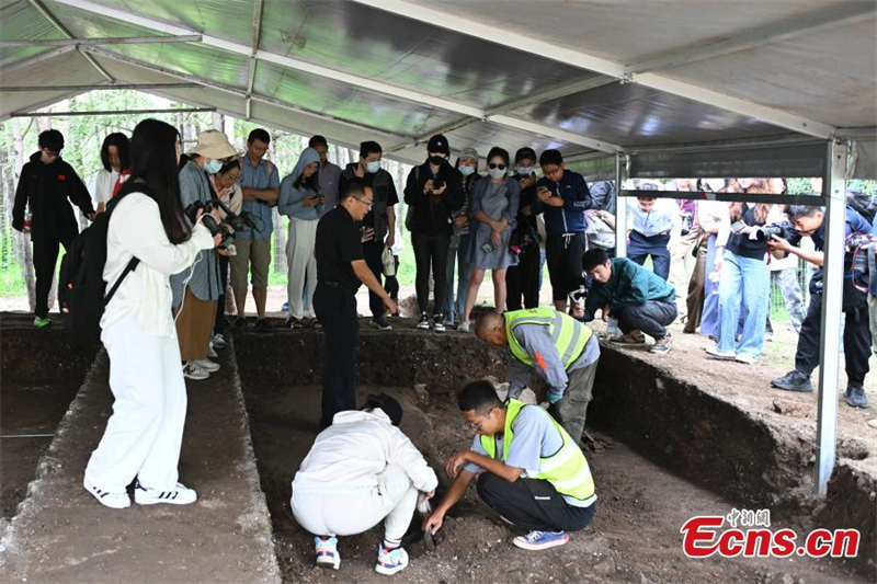 Un membre du personnel présente un site de fouilles lors d'une journée portes ouvertes aux visiteurs sur le site archéologique de l'Ancien Palais d'Été de Beijing, ou Yuanmingyuan, le 24 septembre 2023. (Tian Yuhao / China News Service)