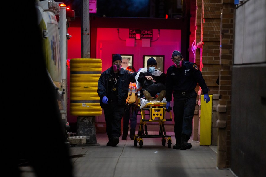 Des travailleurs de la santé transportent un patient sur une civière au centre médical Maimonides à New York, aux Etats-Unis, le 5 janvier 2021. (Michael Nagle/Xinhua)