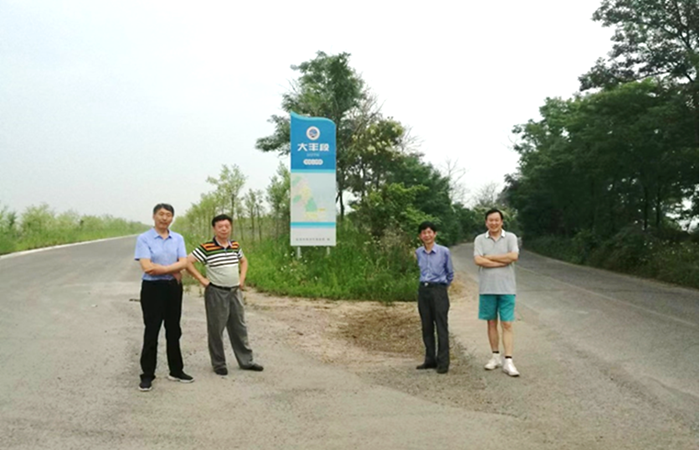 Ma Lianyi (à gauche) et ses compagnons. (Département de la communication du comité de la ville de Yancheng)