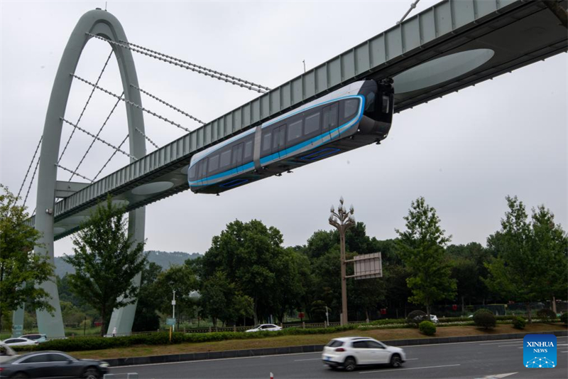 Mise en service du premier monorail suspendu de Chine
