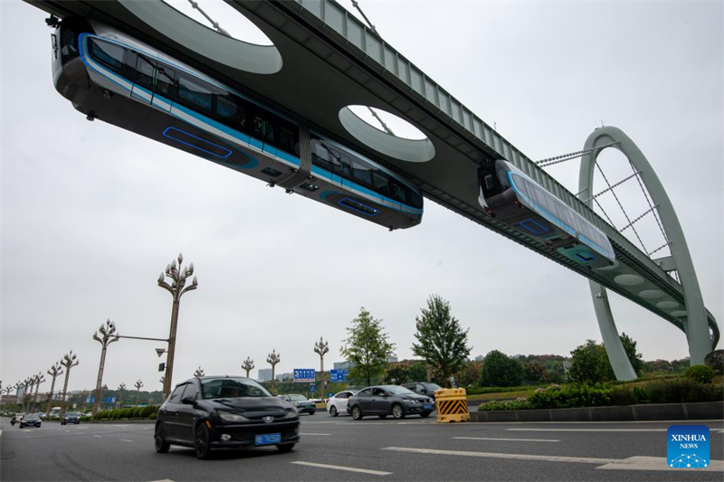 Mise en service du premier monorail suspendu de Chine