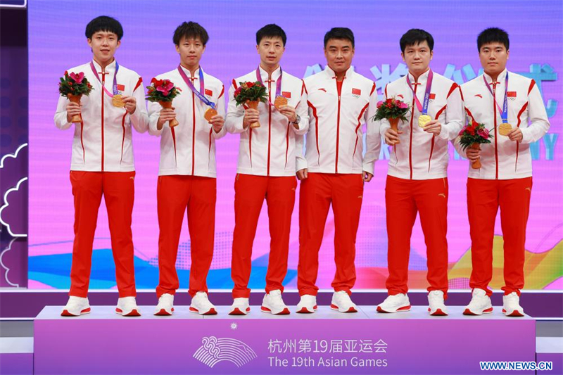 L'équipe de Chine participe à la cérémonie de remise des prix du match de tennis de table masculin par équipe aux 19es Jeux asiatiques, à Hangzhou, dans la province chinoise du Zhejiang (est), le 26 septembre 2023. (Photo : Liu Xu)