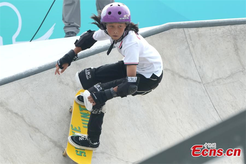 Une jeune fille de 13 ans remporte l'or lors de la finale de skateboard de rue