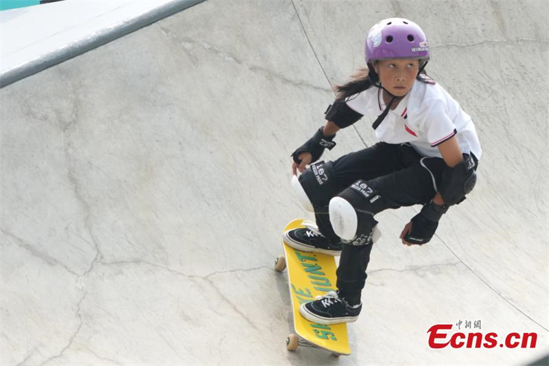Une jeune fille de 13 ans remporte l'or lors de la finale de skateboard de rue