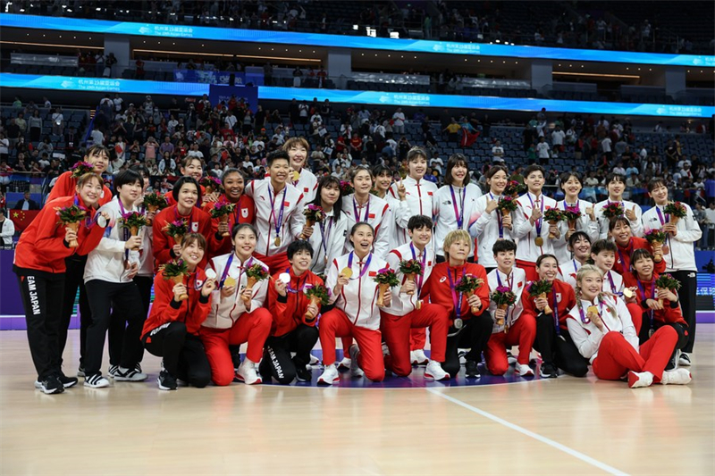 Les médaillées lors de la cérémonie de remise des prix du basket-ball féminin aux 19es Jeux asiatiques, à Hangzhou, dans la province chinoise du Zhejiang (est), le 5 octobre 2023. (Photo : Pan Yulong))