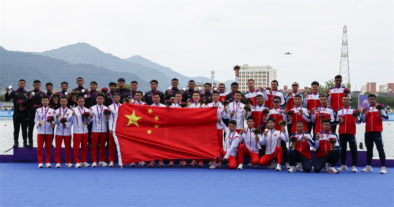 L'équipe chinoise médaille d'or, l'équipe indonésienne médaille d'argent et l'équipe thaïlandaise médaille de bronze lors de la cérémonie de remise des médailles de l'épreuve du 500m hommes des bateaux-dragons aux 19es Jeux asiatiques, le 5 octobre 2023. (Photo : Meng Chenguang)