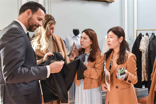 Photo prise le 26 septembre 2023 à Paris lors de la présentation des maisons de mode de la ville chinoise de Guangzhou dans le cadre de Paris Fashion Week. (handout via Xinhua)
