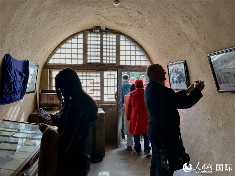 Visite d'une délégation internationale à Yan'an