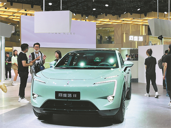 Avatr, une marque de véhicules électriques soutenue par Changan, Huawei et CATL, présente l'un de ses modèles au Salon de l'automobile de Shanghai 2023. (Cao Yingying / China Daily)