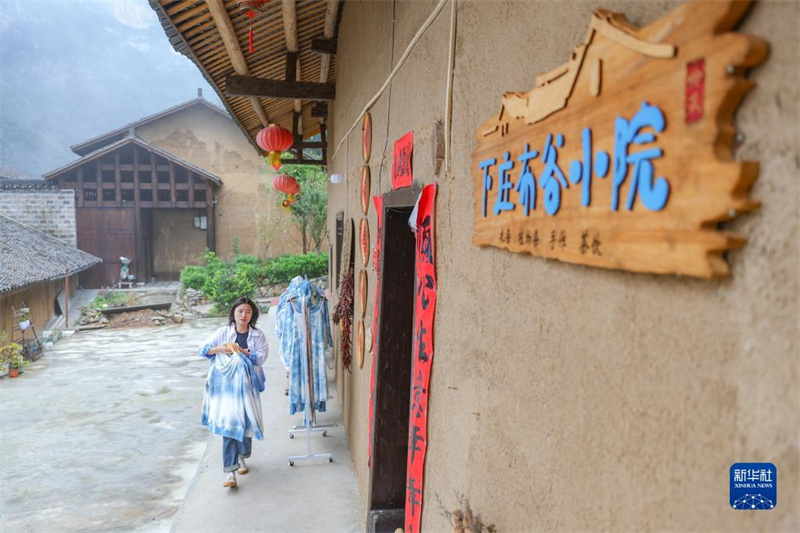 Chongqing : une « nouvelle agricultrice » revenue dans sa ville natale pour y fonder un atelier de teinture au nœud et transmettre le patrimoine culturel immatériel
