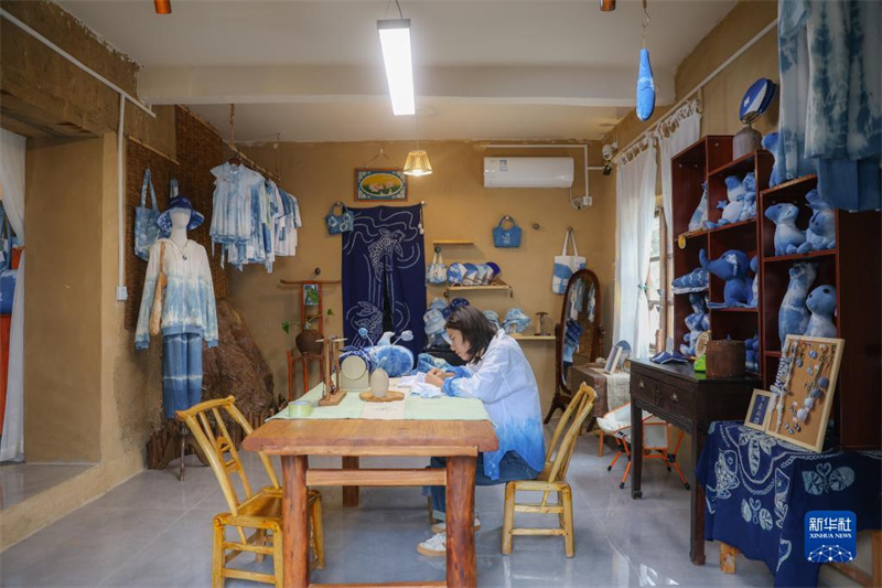 Chongqing : une « nouvelle agricultrice » revenue dans sa ville natale pour y fonder un atelier de teinture au nœud et transmettre le patrimoine culturel immatériel