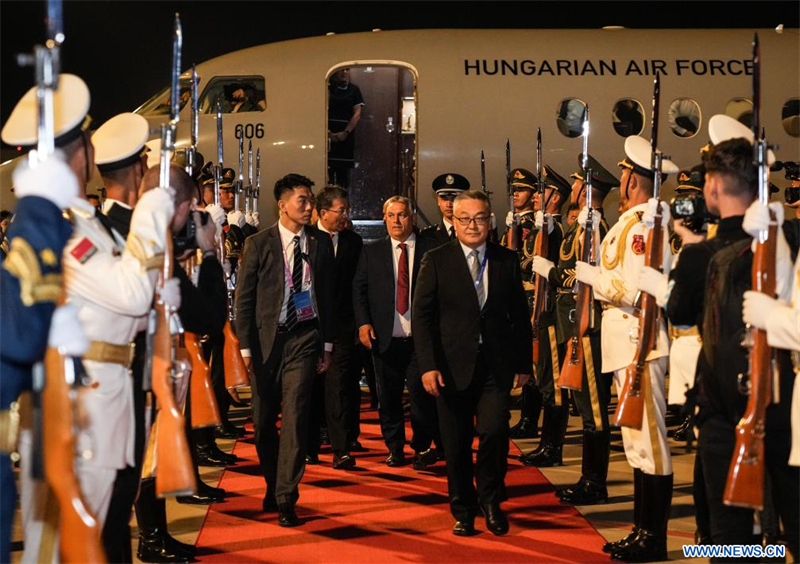 Arrivée du Premier ministre hongrois à Beijing pour le 3e Forum de 