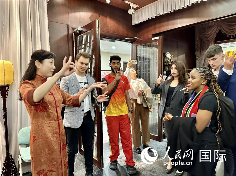 Un voyage pour améliorer la connexion des cœurs : communication, apprentissage mutuel et discussion sur l'amitié populaire au bord du fleuve Huangpu à Shanghai