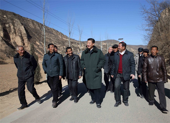 Xi Jinping visite le village de Liangjiahe, dans la province chinoise du Shaanxi (nord-ouest), le 13 février 2015. (Xinhua/Lan Hongguang)