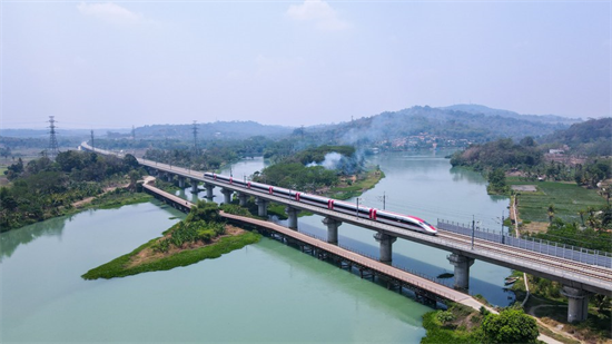 Cette photo aérienne prise le 30 septembre 2023 montre un train sur la ligne à grande vitesse Jakarta-Bandung à hauteur de Purwakarta, en Indonésie. (Xinhua/Xu Qin)