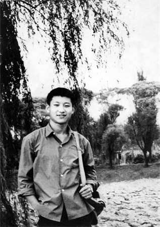 Photo d'archives prise en 1972 montrant Xi Jinping, alors "jeune éduqué" à la campagne, retournant à Beijing pour rendre visite à ses proches. (Xinhua)