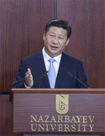 Xi Jinping prononce un discours à l'Université Nazarbaïev au Kazakhstan, le 7 septembre 2013. Il a proposé la construction de la Ceinture économique de la Route de la soie dans ce discours. (Xinhua/Wang Ye)