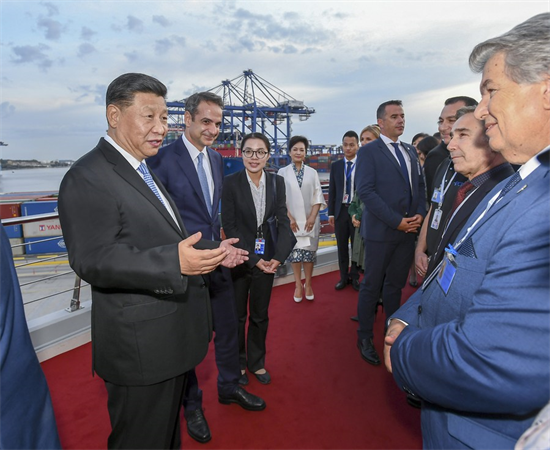 Le président chinois Xi Jinping s'entretient avec des représentants du personnel lors de sa visite au port du Pirée en Grèce, le 11 novembre 2019. (Xinhua/Xie Huanchi)