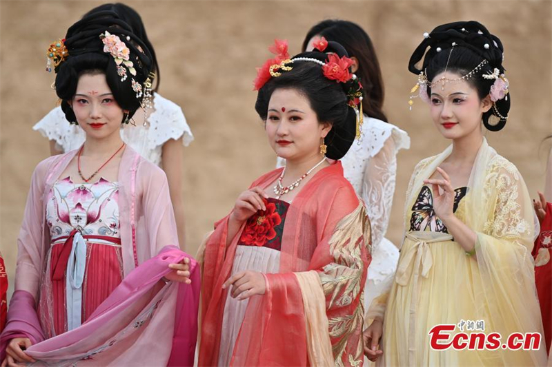 Un défilé de mode présentant des éléments des fresques des grottes de Mogao a été organisé à Dunhuang, dans la province du Gansu (nord-ouest de la Chine).
