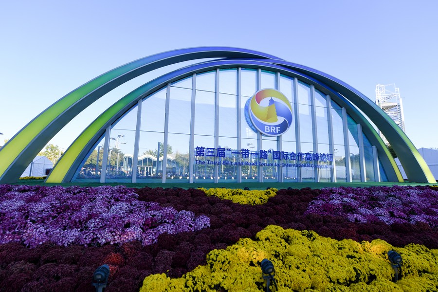 Une décoration florale pour le troisième Forum de la Ceinture et la Route pour la coopération internationale près du Centre national des congrès de Chine à Beijing, le 14 octobre 2023. (Xinhua/Ju Huanzong)