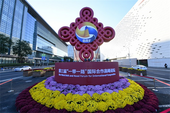 Une décoration florale du 3e Forum de "la Ceinture et la Route" pour la coopération internationale près du Centre national des conventions de Chine, à Beijing, capitale chinoise, le 14 octobre 2023. (Ju Huanzong / Xinhua)