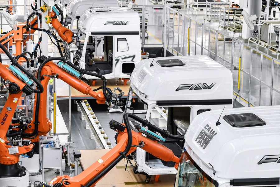  Des robots dans une usine intelligente du constructeur de camions First Automotive Works Jiefang Co., Ltd (FAW Jiefang), dans la ville de Changchun de la province chinoise du Jilin (nord-est), le 27 juin 2023. (Xu Chang / Xinhua)