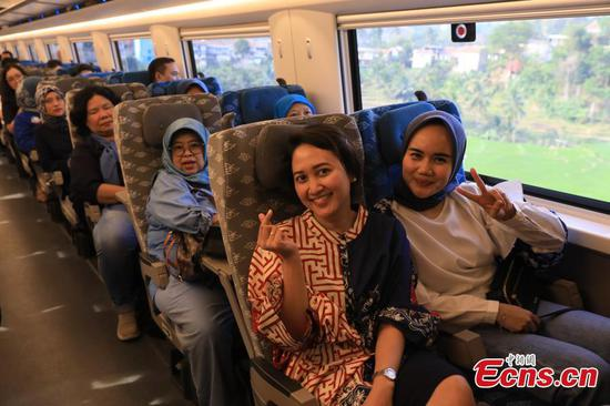 Des passagers prennent la pose à bord d’un train à grande vitesse reliant Jakarta à Bandung. (Li Zhiquan / China News Service)