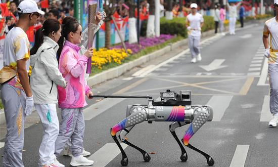 Un chien-robot intelligent guide une athlète malvoyante lors du relais de la flamme des Jeux asiatiques paralympiques de Hangzhou. (Photo du site officiel des Jeux asiatiques paralympiques de Hangzhou)