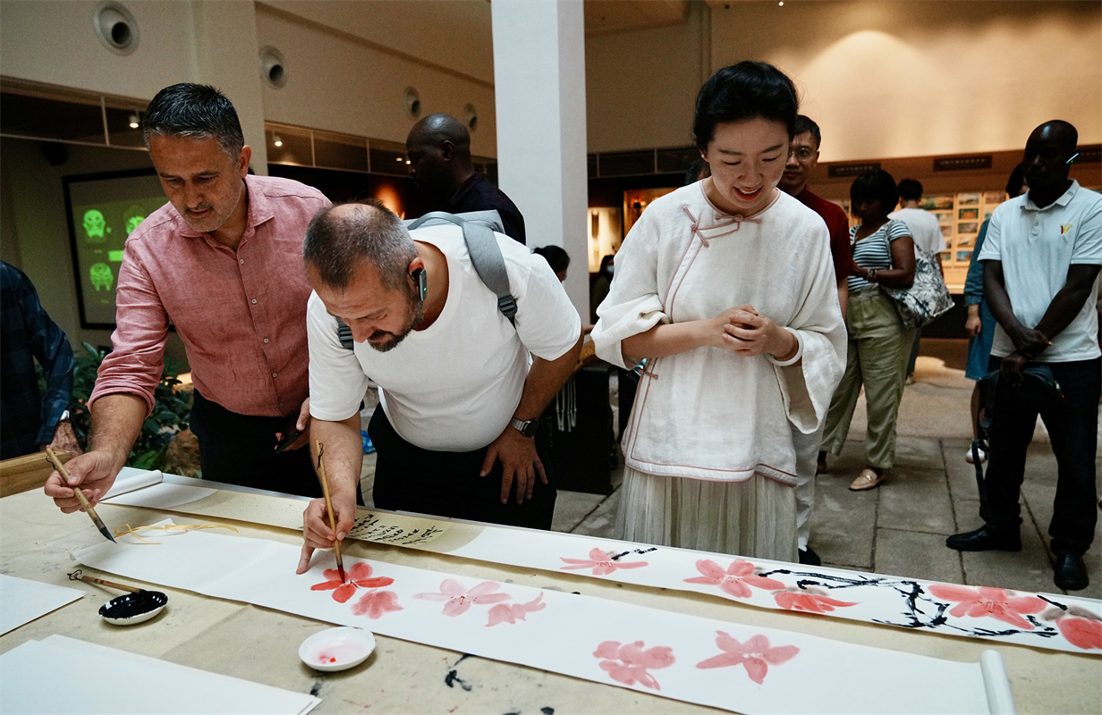Les représentants lauréats des premiers « Prix Route de la Soie » de la communication internationale ont participé à des activités d'échange culturel à Yongqingfang, dans le district de Liwan, à Guangzhou, capitale de la province du Guangdong (sud de la Chine). (Photo / Yang Shuobi et Wang Yan)
