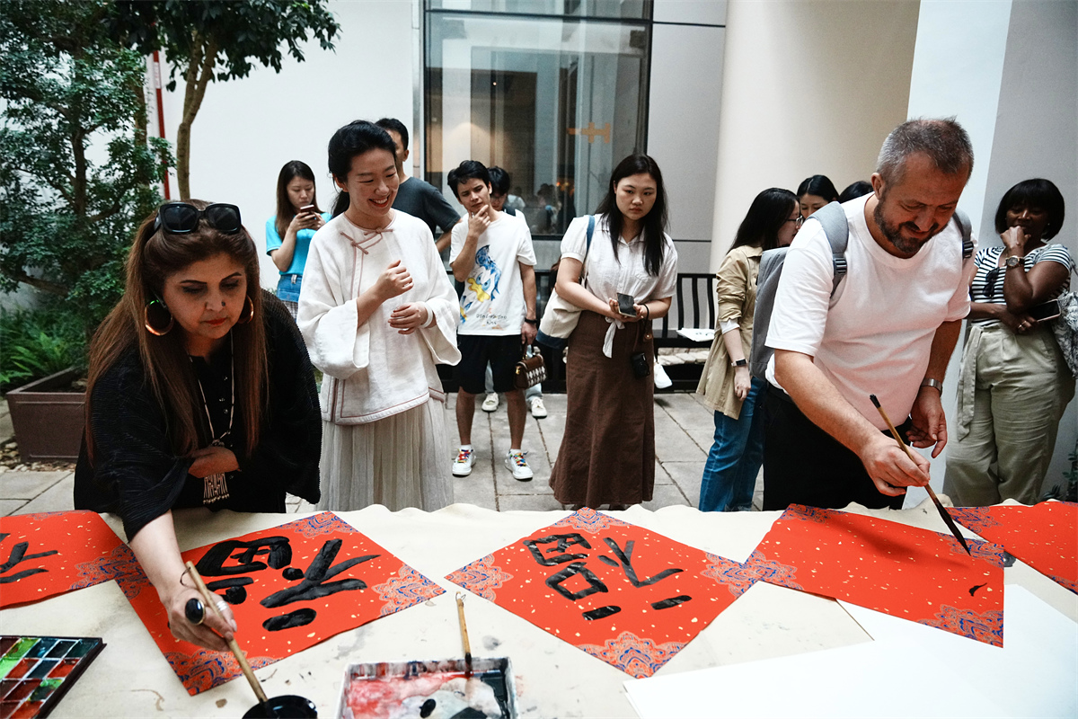 Guangdong : les lauréats des premiers « Prix Route de la Soie » de la communication internationale participent à un événement de peinture à Guangzhou
