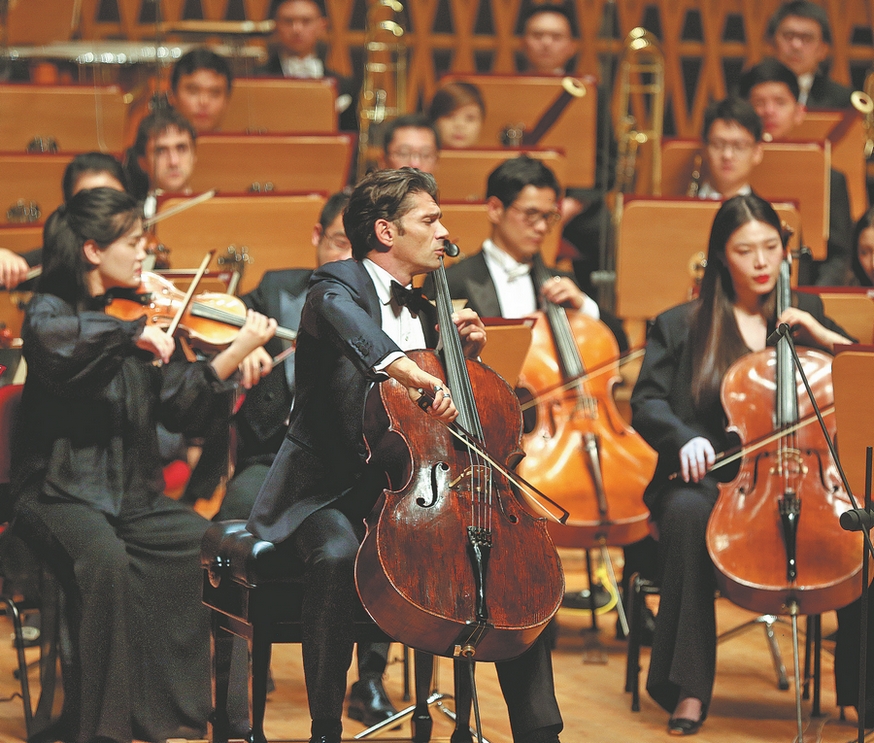 Gautier Capuçon, violoncelliste français de renommée internationale, est l'artiste en résidence de l'Orchestre symphonique de Shanghai pour la saison 2023-2024. (Photo / China Daily)