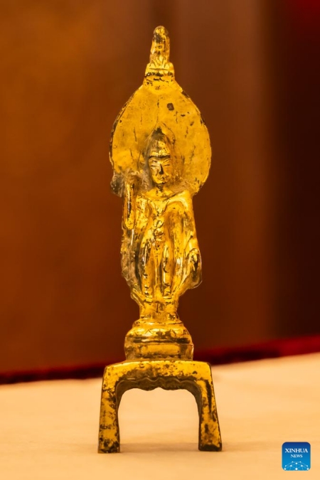 Photo d'une figurine bouddhiste en bronze doré représentant un bodhisattva Avalokiteshvara. (Chu Chen/Xinhua).