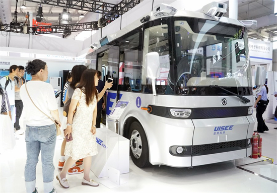 Un autobus autonome exposé lors de la Foire internationale du commerce des services de Chine (CIFTIS) 2023, dans le parc Shougang de Beijing, capitale chinoise, le 3 septembre 2023. (Photo : Ren Chao)