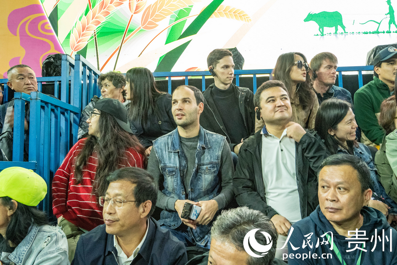 Les médias eurasiatiques en visite dans le Guizhou : les journalistes des médias étrangers découvrent le « Village du basket » à Taipan