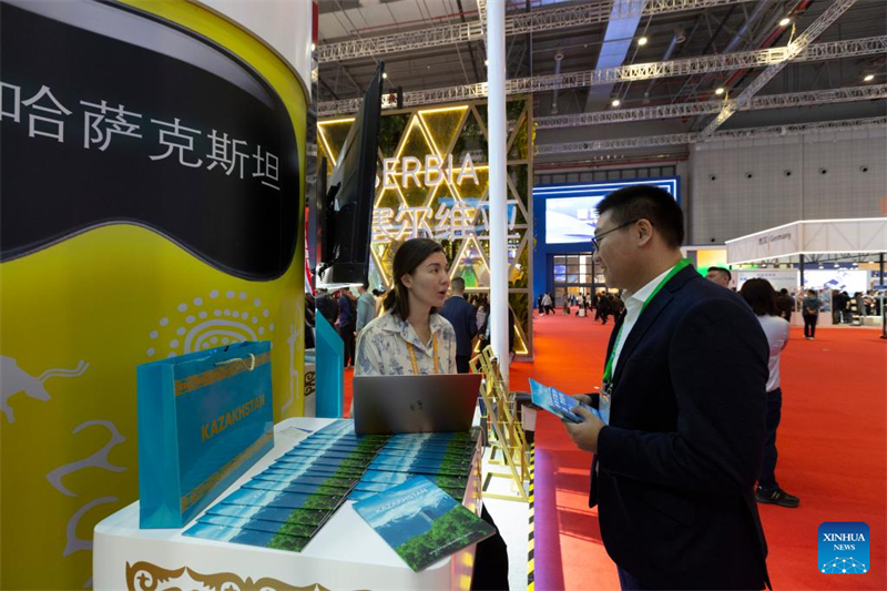 A Shanghai, le stand des pays invités d'honneur attire les visiteurs de la 6e CIIE