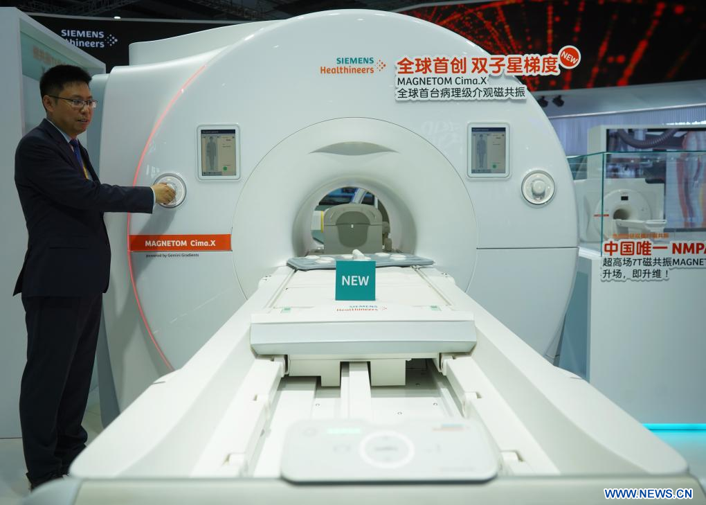 Un membre du personnel fait la démonstration d'un système d'IRM MAGNETOM Cima.X 3T de Siemens à la 6e Exposition internationale d'importation de la Chine (CIIE) à Shanghai, dans l'est de la Chine, le 5 novembre 2023. (Photo : Jin Haoyuan)